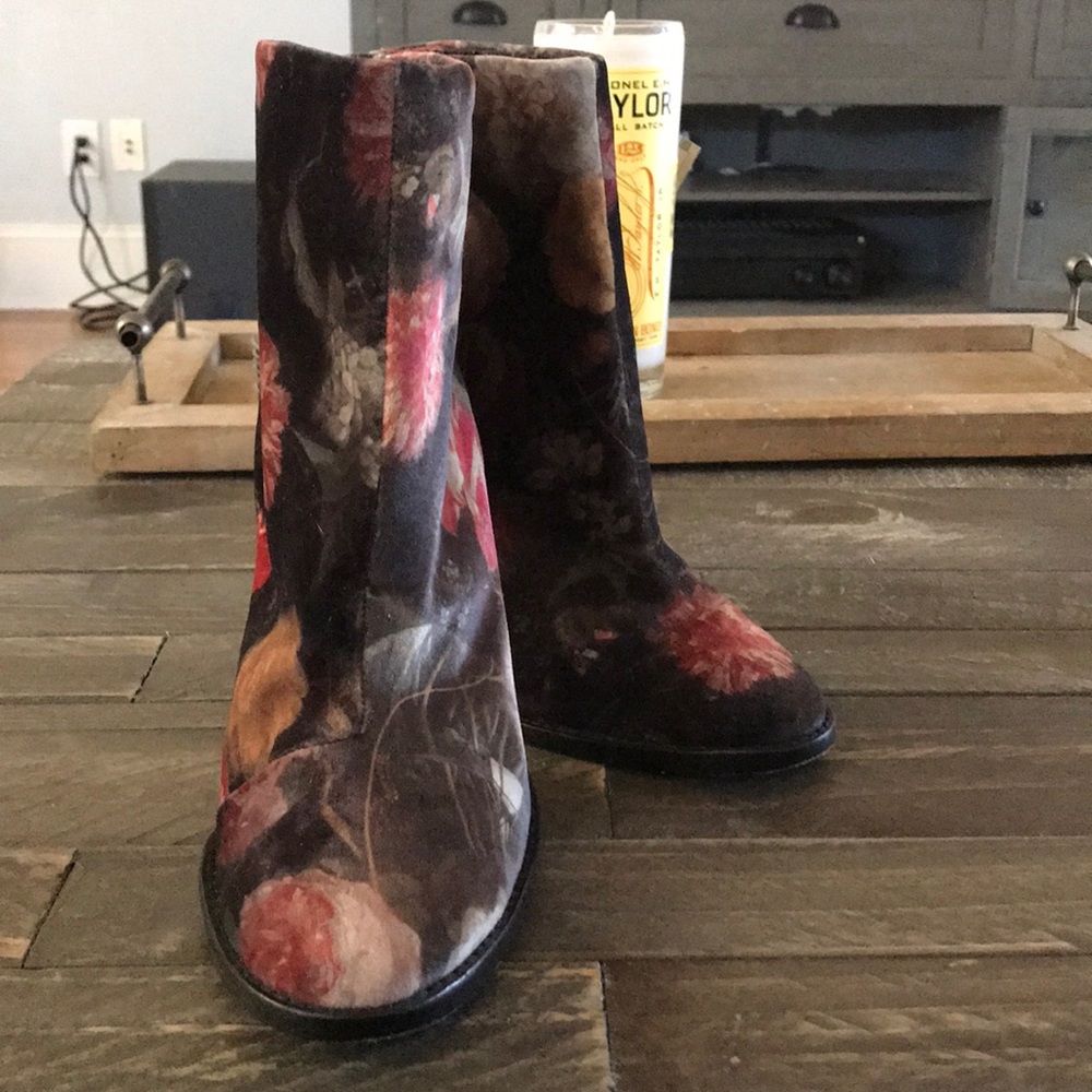 Joie floral booties!
